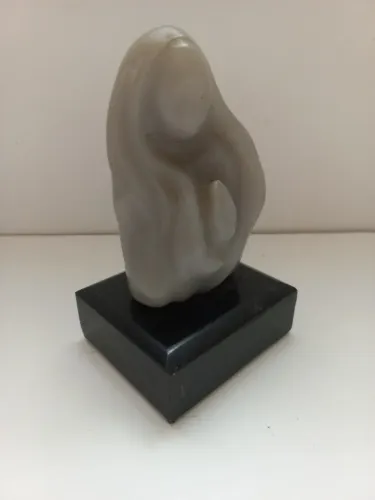 Escultura de Belkiss Diniz - Obra em Resina