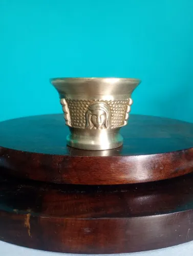 Antigo e delicado almofariz em bronze maciço <br> <br>5,5 x 3,5 cm