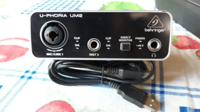 interface behringuer u-phoria um2