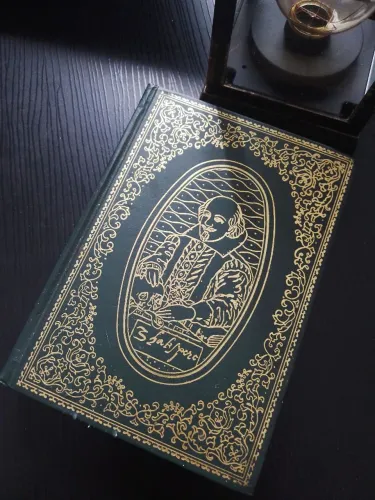 Livro antigo Shakespeare em capa dura - Raro