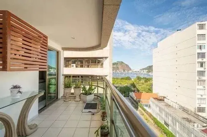 Cobertura Duplex com 4 quartos (240m2) em Botafogo na quadra da praia. 2 vagas.