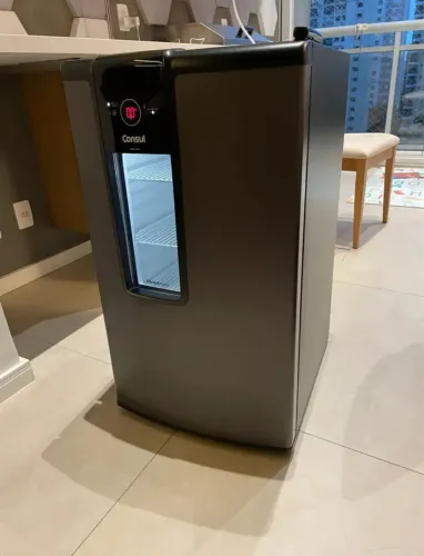 Cervejeira Consul Titanium com 82 Litros Display na Porta e Controle de Temperatura