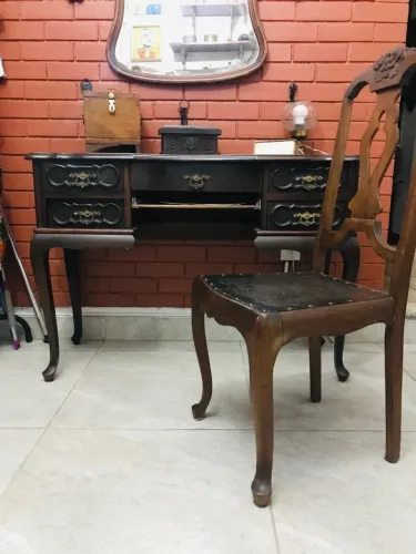 Escrivaninha/Penteadeira Chippandele antiga