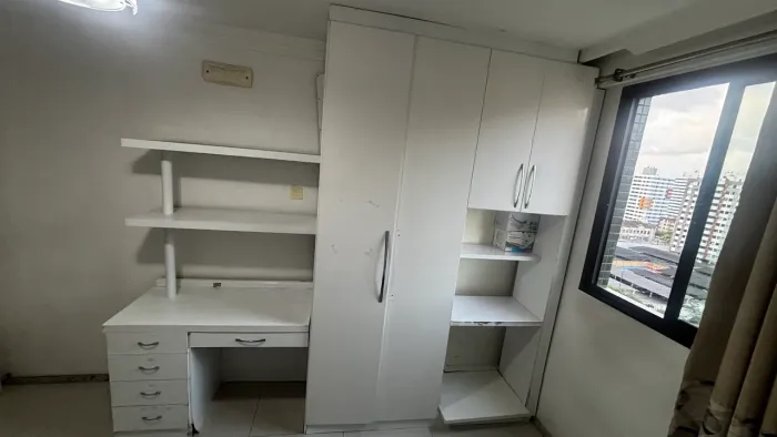 Guarda roupas de madeira