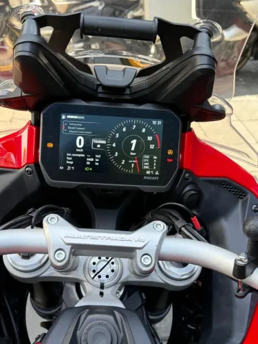 Moto Ducati de estrada