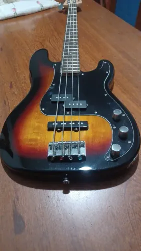Baixo Fender Squier Precision Bass 