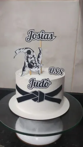 Bolos, doces e salgados.