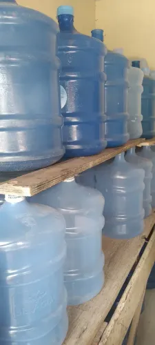 Vendo 40 garrafas de água mineral de 20 litros