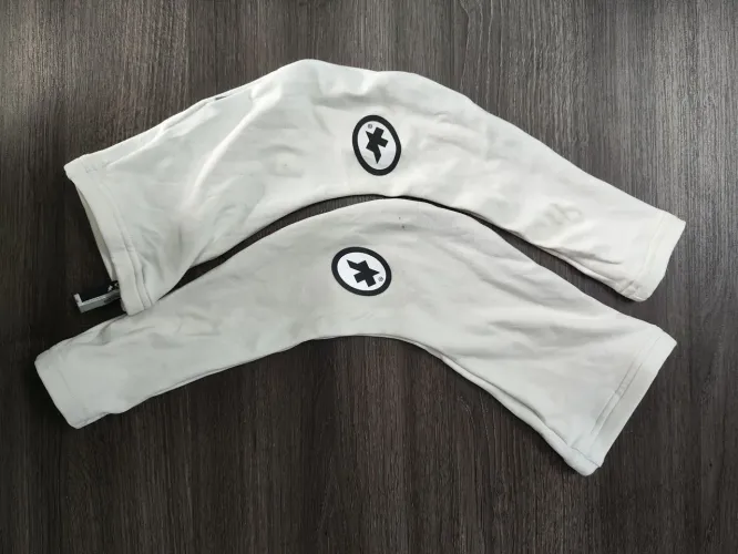 Manguitos Assos 