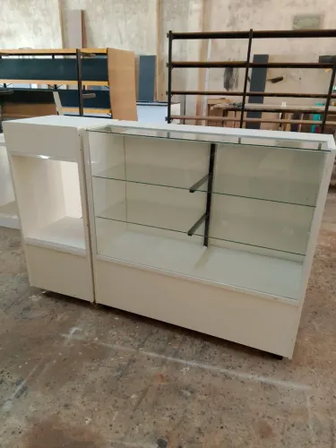 Balcão Expositor Branco com Vidro