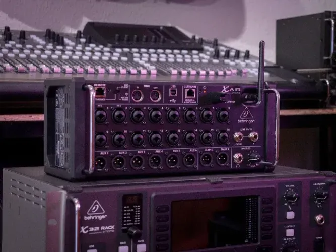 Mesa de Som Digital Behringer 18 Canais XR18