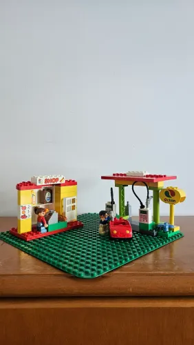 LEGO DUPLO POSTO DE GASOLINA (BASE VERDE NÃO ESTÁ INCLUÍDA-APENAS ILUSTRATIVA) ENVIO OLX 