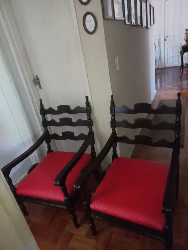 Poltronas Clássicas com Assento Vermelho