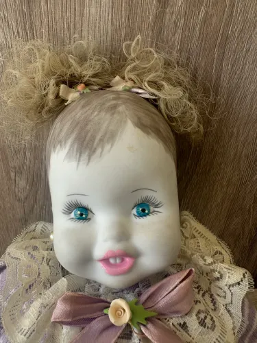 Linda boneca de porcelana, perfeita para amantes de peças decorativas cheias de charme