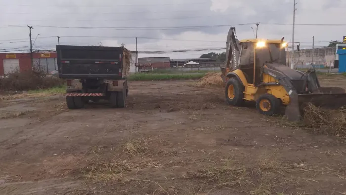 Terraplanagem, aterro limpo e limpeza de terrenos  Demolição 