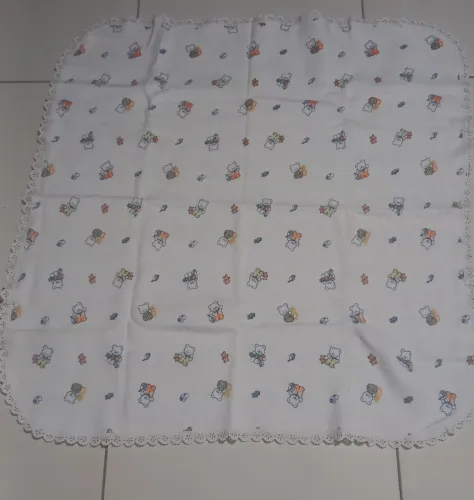 Um cobertor  de bebê com ursinhos 