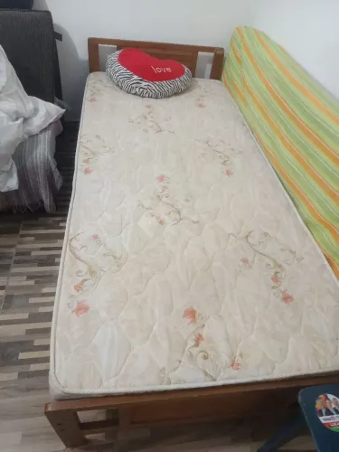 Cama de solteiro com 2 colchões