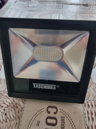 Refletor taschibra para jardim verde