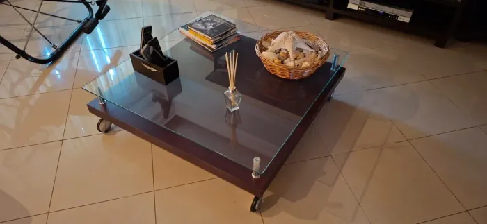 Mesa de centro sofisticada em madeira, vidro e com rodinhas