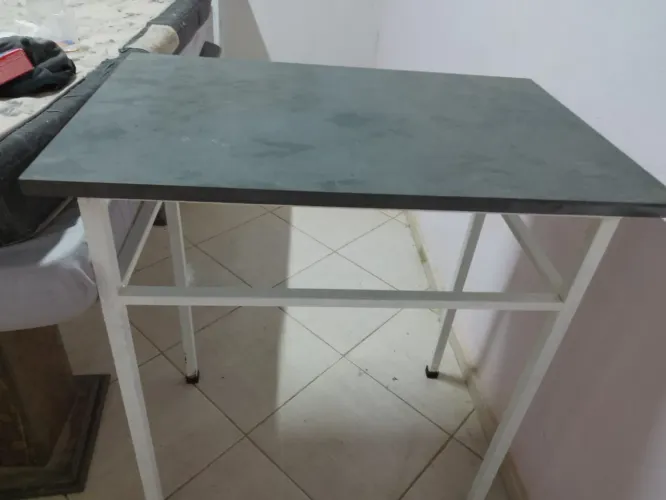 Mesa auxiliar com tampo de pedra
