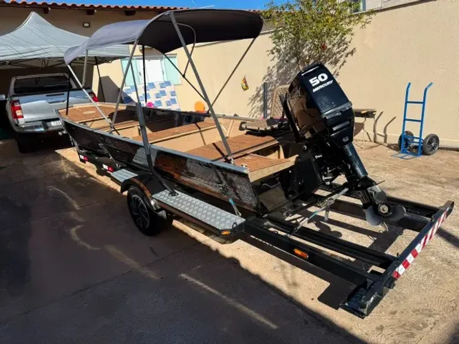 Barco semi novo, 3 meses de uso.