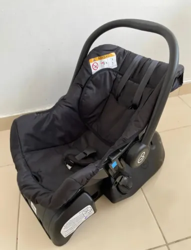 Bebê conforto com base de fixação