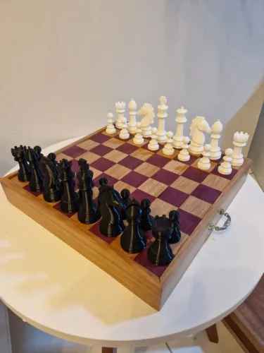 Tabuleiro de xadrez produzido em madeira nobre com peças 3D