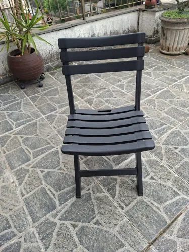 4 Cadeiras dobráveis para área interna e externa, preta excelente estado, nunca usadas.