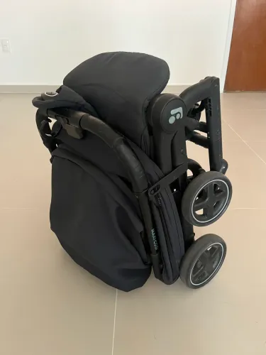 Carrinho de bebê Maxi Cosi azul marinho