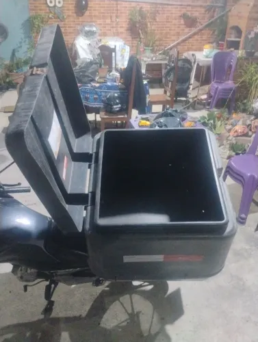 Baú 135L com suporte universal ( Aceito troca por baú menor )