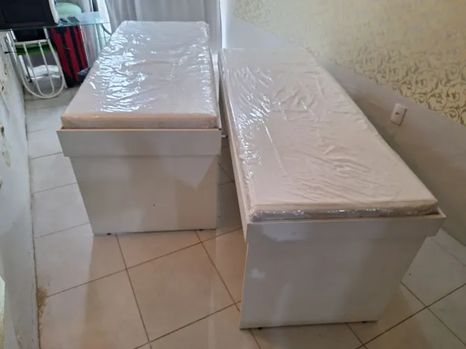 Macas em MDF formicada, com colchão