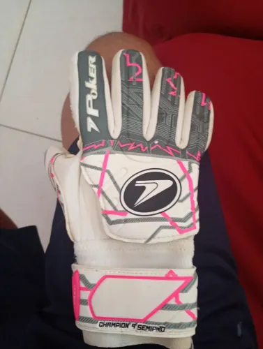 Luva de goleiro usada duas vezes