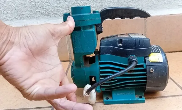 Vendo bomba d'água pequena 220V - R$120,00