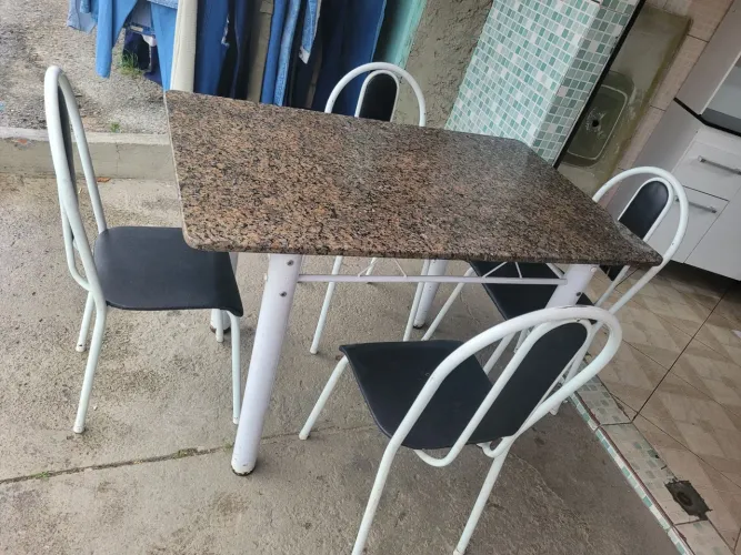 Mesa com 4 cadeiras / ENTREGO 