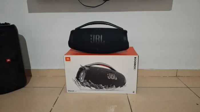 Caixa jbl 3 na garantia até novembro bem conservanda apenas trocar na 4 
