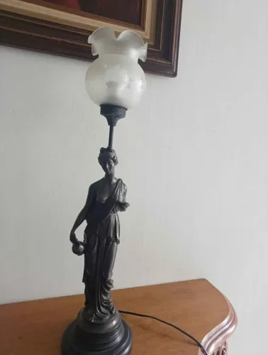 Abajur antigo estátua