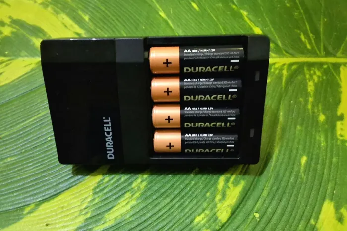 Carregador Duracell + 4 Pilhas Recarregáveis