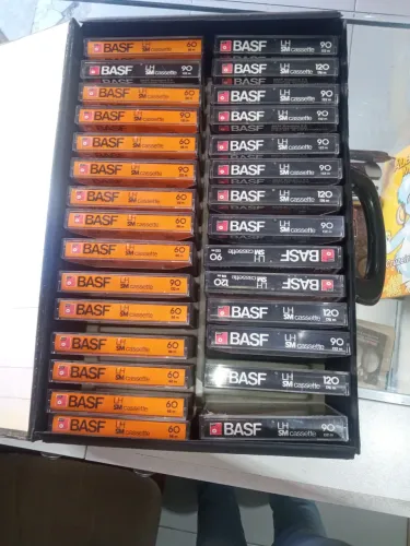 Maleta Vintage com 28 Fitas Cassete BASF + Curso de Inglês BBC