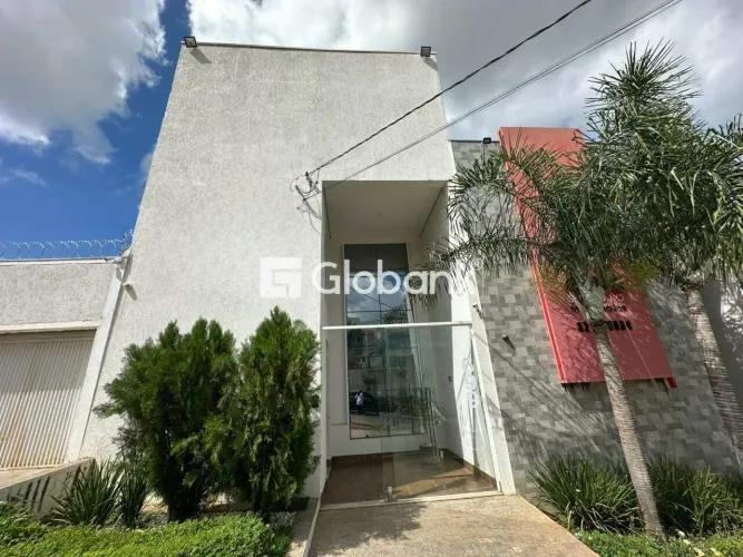Casa comercial disponível para aluguel no bairro Ibituruna, em Montes Claros-MG