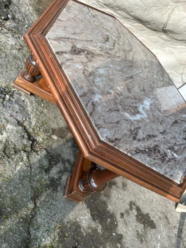 Antiga mesa de centro em cerejeira e tampo oitavado de mármore. Perfeito estado.