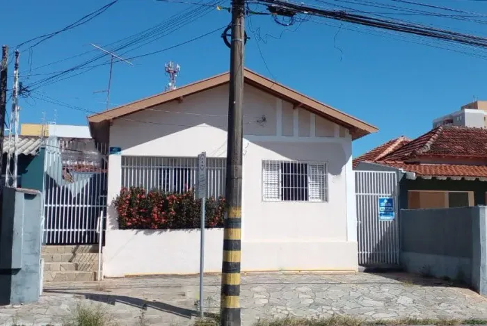Imóvel comercial com 3 salas, edícula e 3 vagas para locação Marília/SP