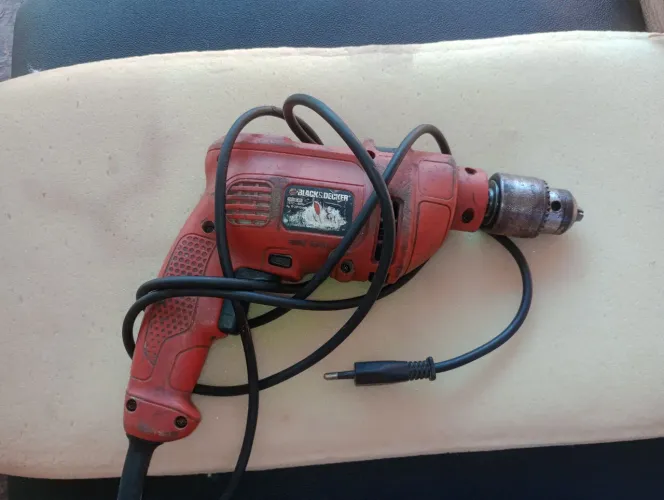 Furadeira e parafusadeira Black& Decker 127 volts alto reverse TM550-BR