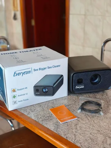 Projetor Everycom Cubelite Full HD compatível com 4K
