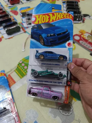 Hotwheels combo ( Skyline,Aston Martin e chevi83)