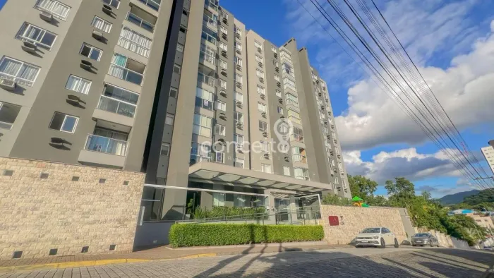 Apartamento Semimobiliado com 2 Dormitórios na Água Verde!
