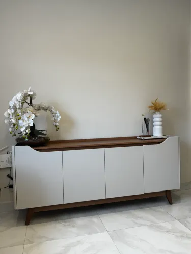 Buffet 180cm com pés em madeira maciça.