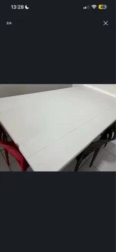 Mesa com 3 cadeiras e um banco de madeira