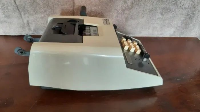 Maquina de calcular antiga fabricada com a Olivetti. Vintage! e em perfeito estado .