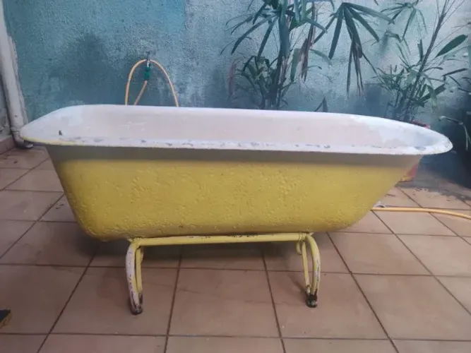 Banheira antiga de ferro com pés