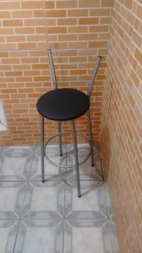 Banqueta alta medindo 70 cm de altura do chão até o acento